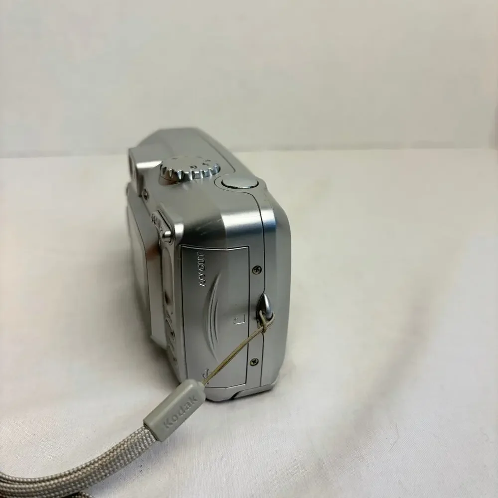 Kodak Easy Share 2 mega pixel digital camera. CX6230. no cords, untested